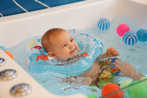 Dịch vụ bơi thủy liệu cho bé TPHCM tại Happy Mom mang lại lợi ích gì